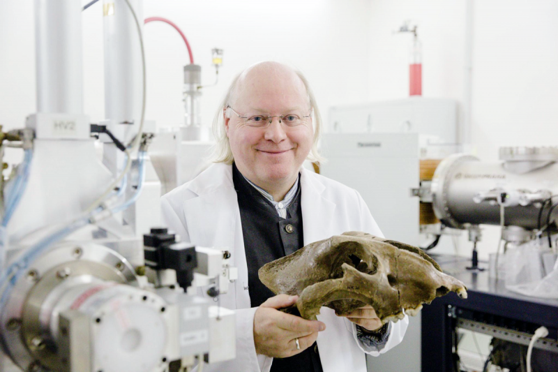 rof. Dr. Wilfried Rosendahl in Labor mir Tierschädel in der Hand
