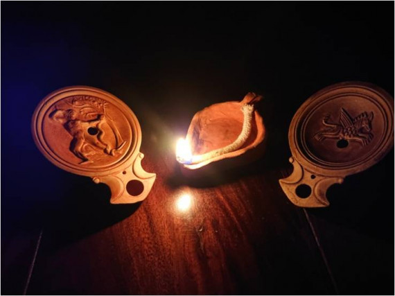 Drei r&ouml;mische &Ouml;ll&auml;mpchen im Dunkeln