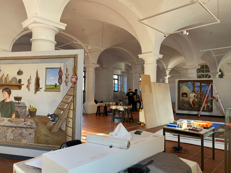 Das Bild zeigt den Marstall von innen, die Ausstellung befindet sich im Aufbau, es herrscht ein Durcheinander