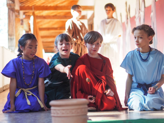 Kinder spielen r&ouml;misches Wurfspiel